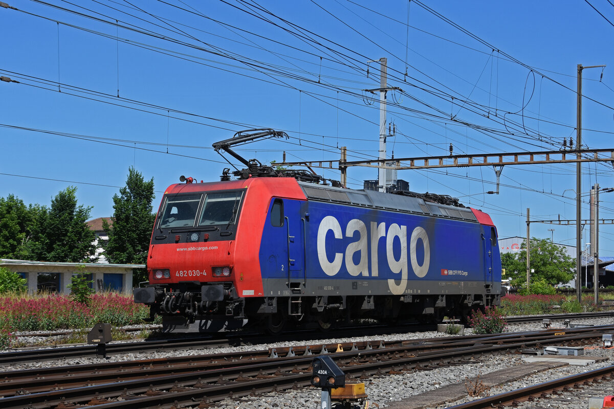 Re 482 030-4 durchfährt solo den Bahnhof Pratteln. Die Aufnahme stammt vom 14.06.2021.