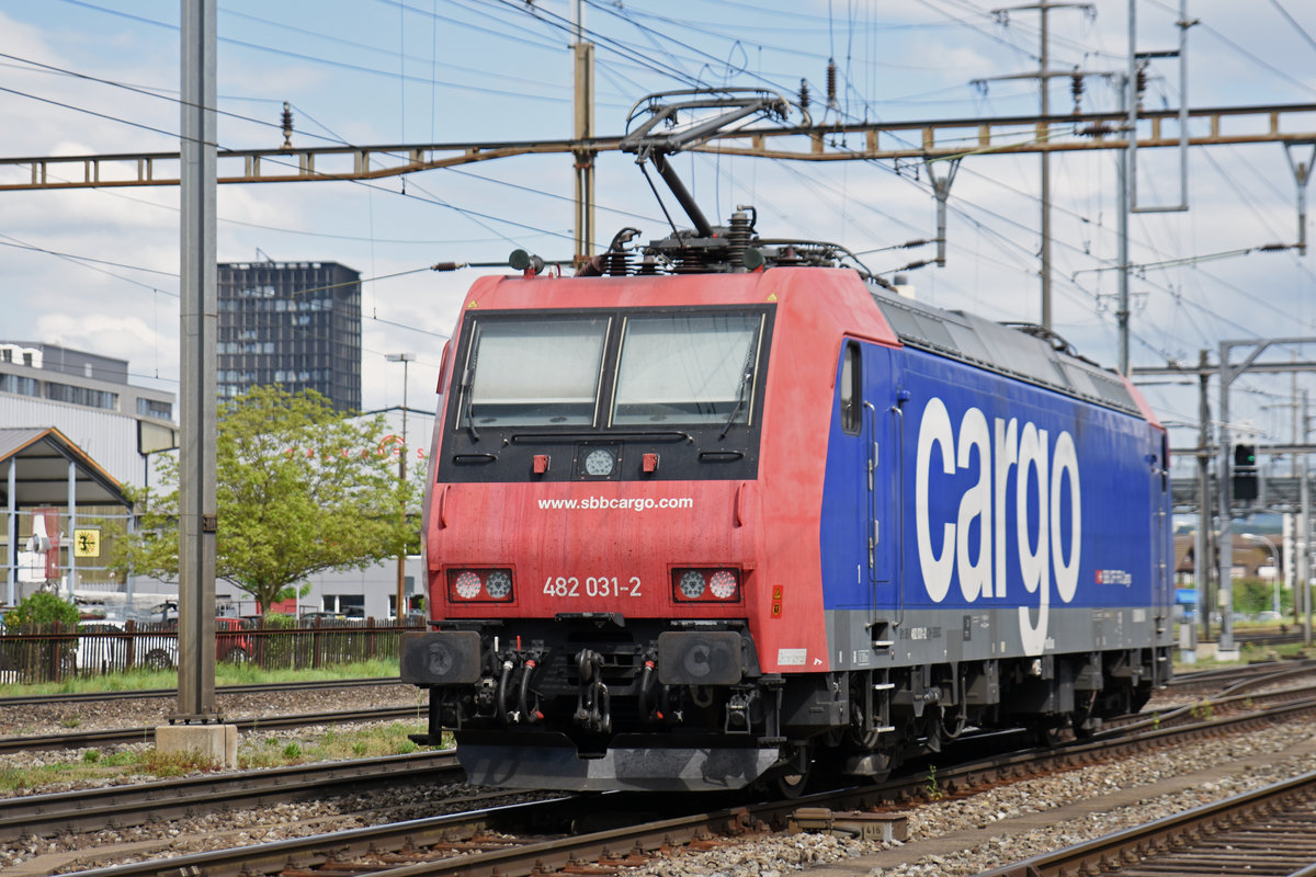 Re 482 031-2 durchfährt den Bahnhof Pratteln. Die Aufnahme stammt vom 26.04.2018.