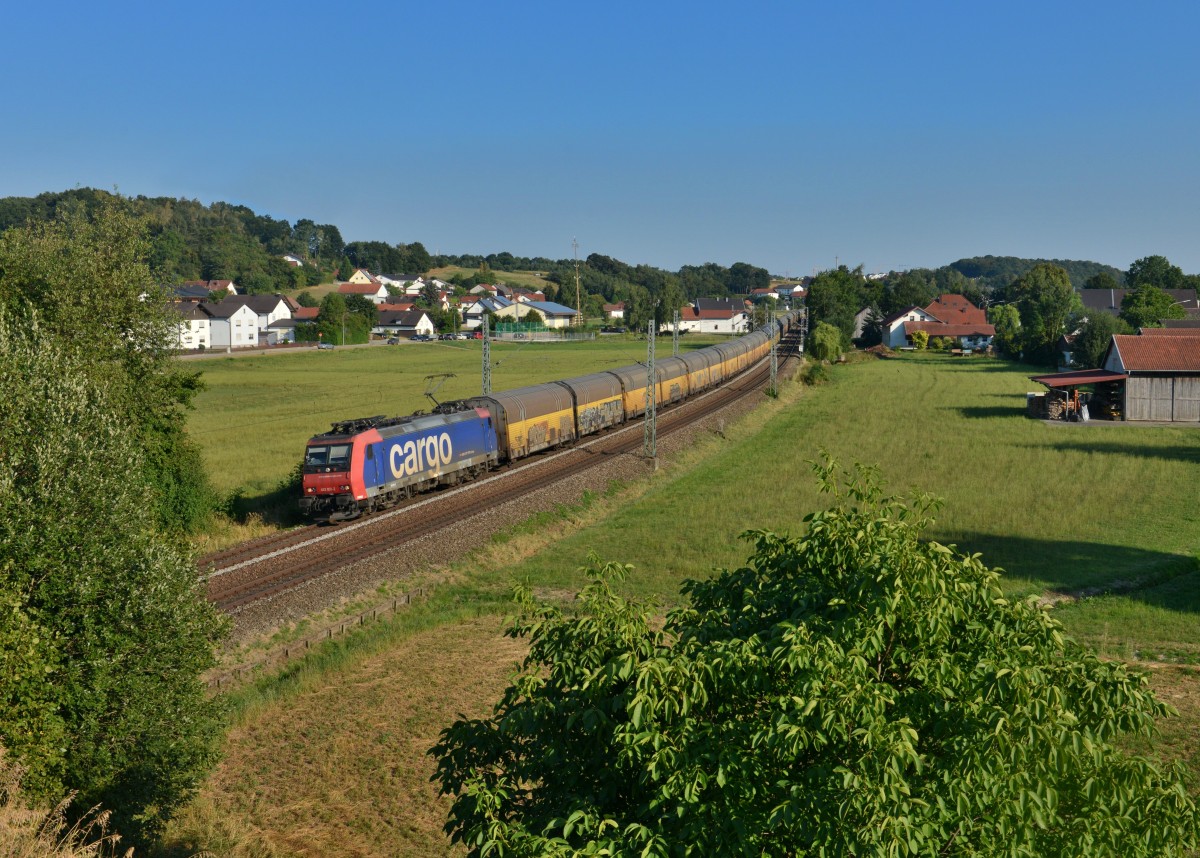 Re 482 031 mit einem ARS-Altmann am 07.08.2015 bei Ergoldsbach. 