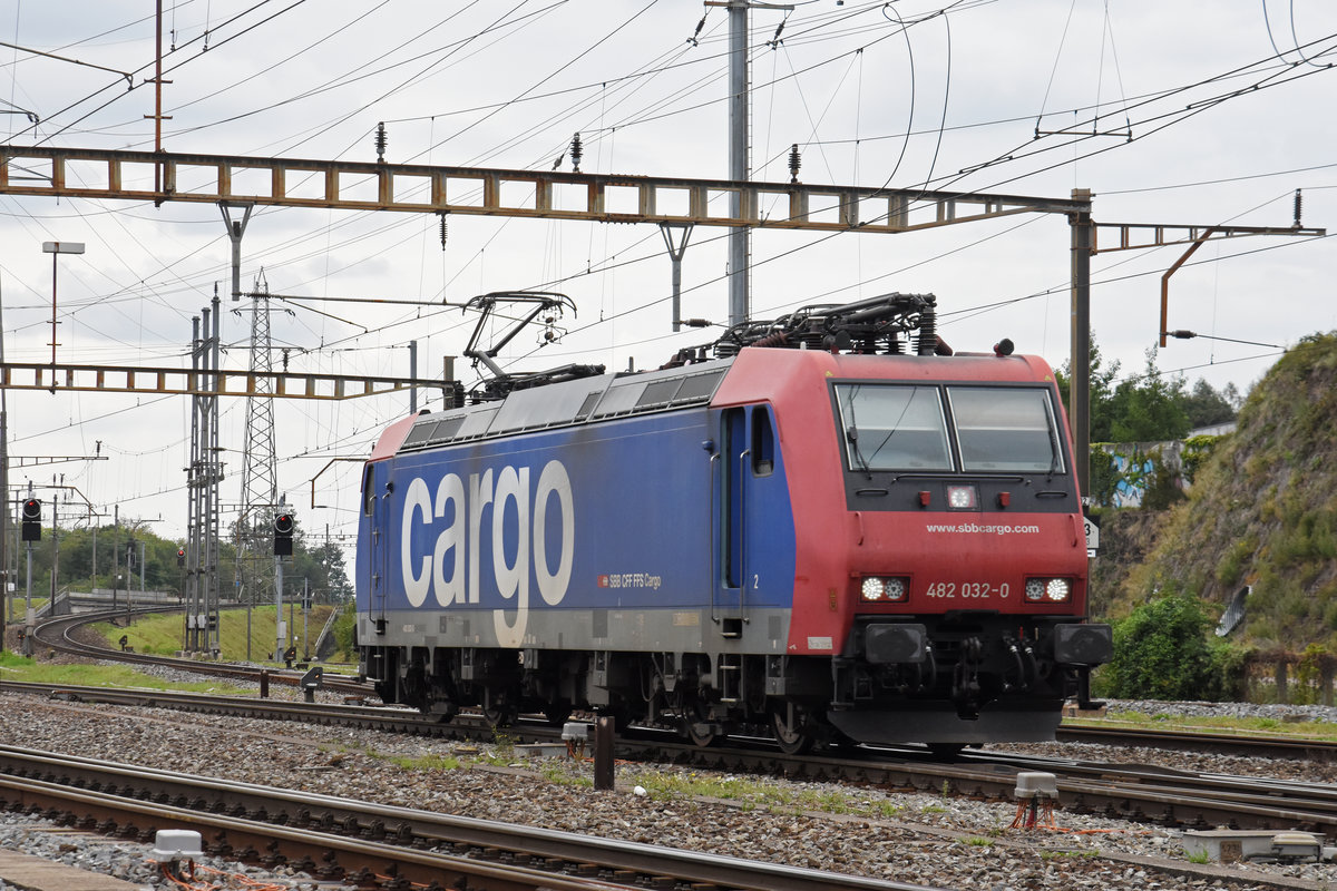 Re 482 032-0 durchfährt den Bahnhof Pratteln. Die Aufnahme stammt vom 06.09.2019.