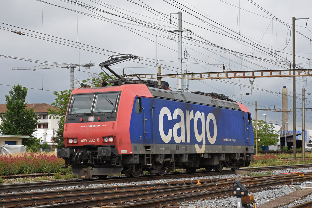 Re 482 032-0 durchfährt solo den Bahnhof Pratteln. Die Aufnahme stammt vom 11.06.2019.