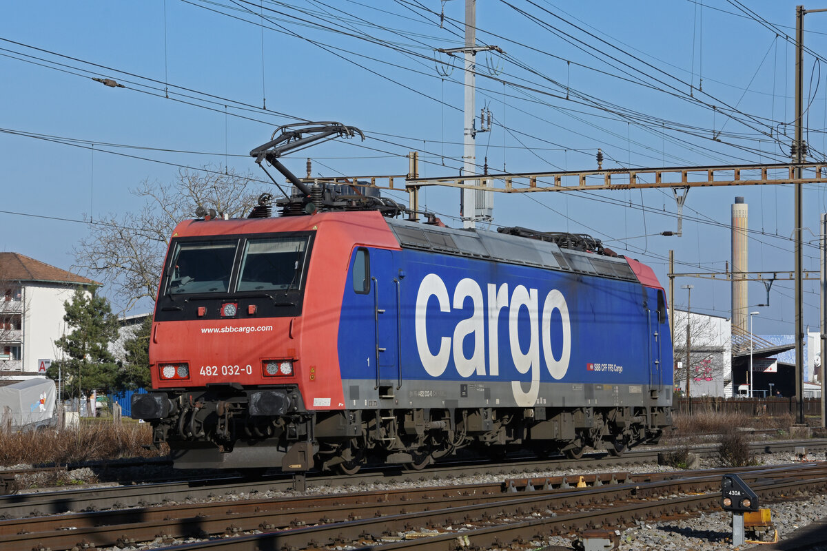 Re 482 032-0 durchfährt solo den Bahnhof Pratteln. Die Aufnahme stammt vom 03.03.2022.