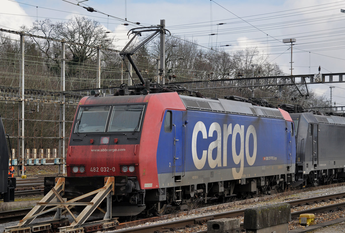 Re 482 032-0 wartet beim Güterbahnhof Muttenz auf den nächsten Einsatz. Die Aufnahme stammt vom 06.02.2017.