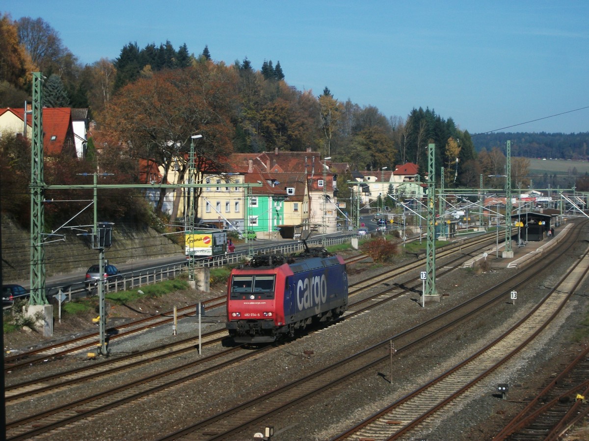 Re 482 034-4 von SBB Cargo durchfhrt am 31.Oktober 2013 als Tfzf den Bahnhof Kronach Richtung Lichtenfels.