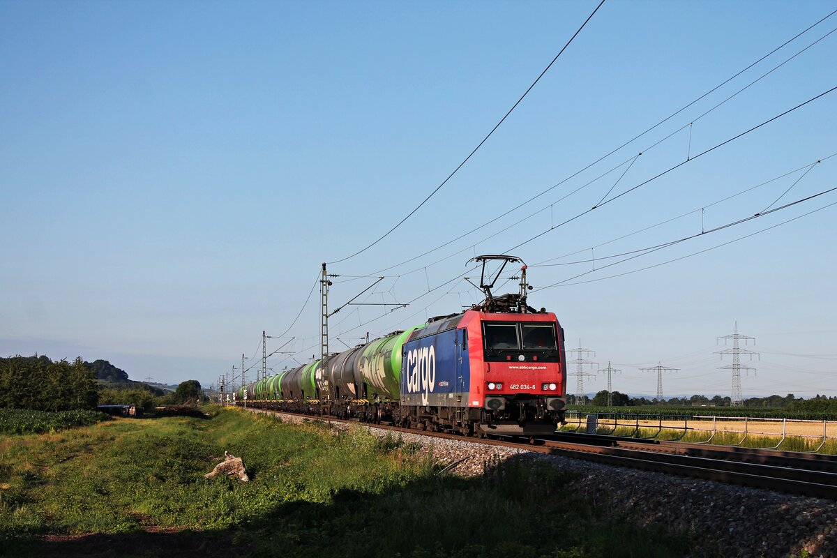 Re 482 034-6  Duisburg  mit einem leeren Kesselzug aus der Schweiz am Morgen des 04.07.2020 zwischen Schliengen und Auggen.