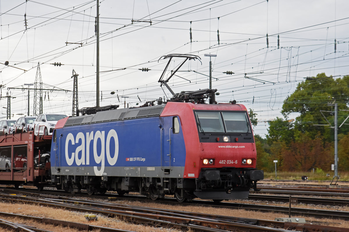 Re 482 034-6 durchfährt den badischen Bahnhof. Die Aufnahme stammt vom 21.09.2018.