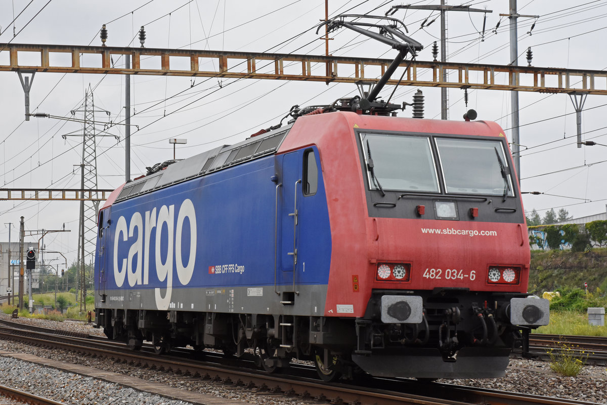 Re 482 034-6 durchfährt den Bahnhof Pratteln. Die Aufnahme stammt vom 11.06.2020.
