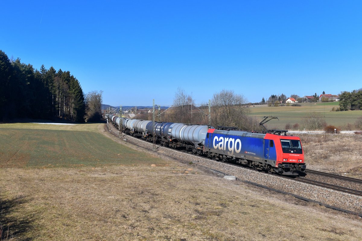 Re 482 035 mit einem Kesselzug am 27.02.2019 bei Sinngrün. 