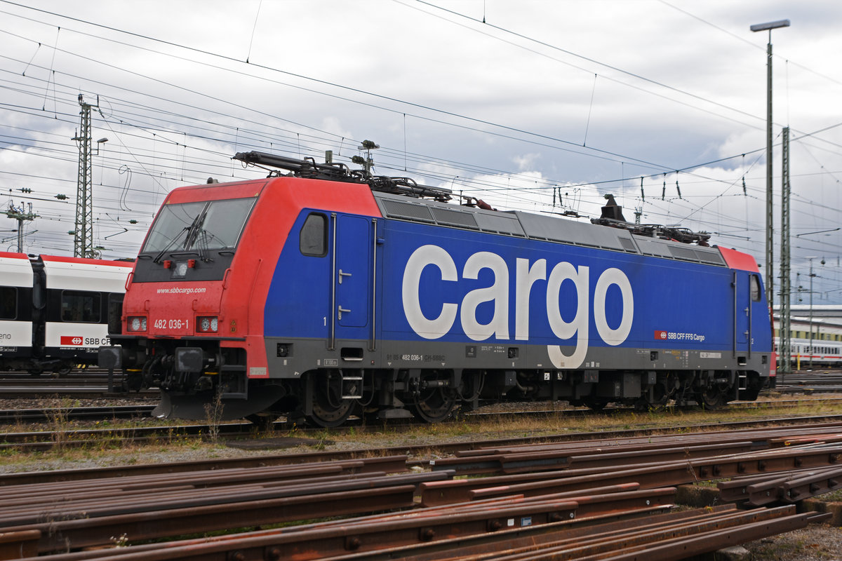 Re 482 036-1 steht auf einem Abstellgleis beim badischen Bahnhof. Die Aufnahme stammt vom 19.11.2020.