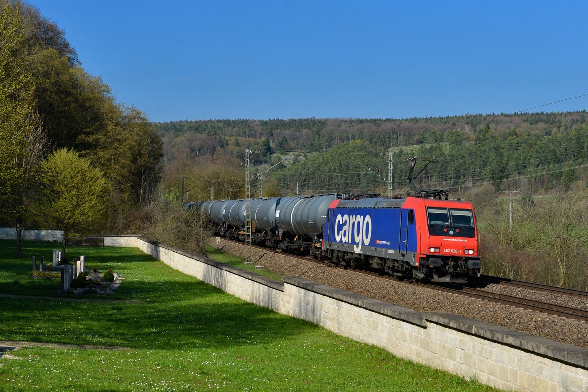 Re 482 036 mit einem Kesselzug am 11.04.2016 bei Solnhofen. 