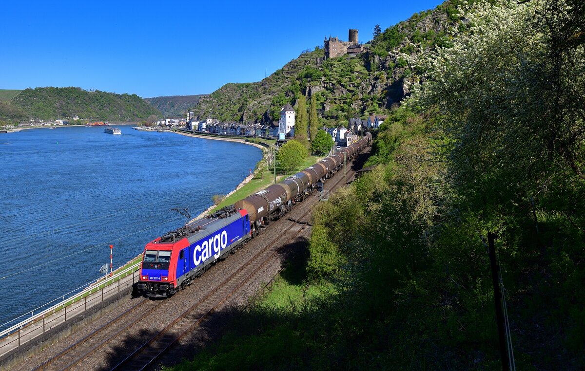 Re 482 037 mit einem Kesselzug am 20.04.2022 bei St. Goarshausen.