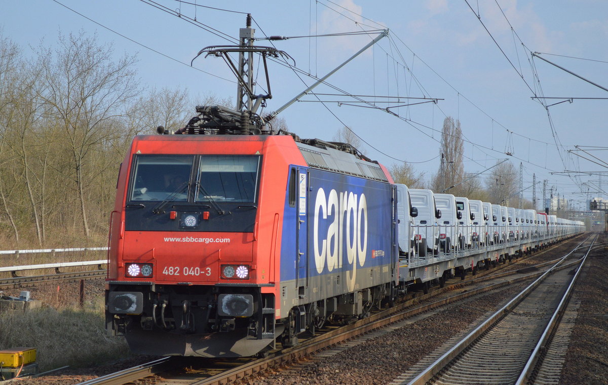 Re 482 040-3  [NVR-Number: 91 85 4482 040-3 CH-SBBC] für HSL mit Nutzfahrzeug-Transportzug (fabrikneue VW Crafter aus polnischer Produktion) am 10.04.18 Bf. Berlin-Hohenschönhausen. 
