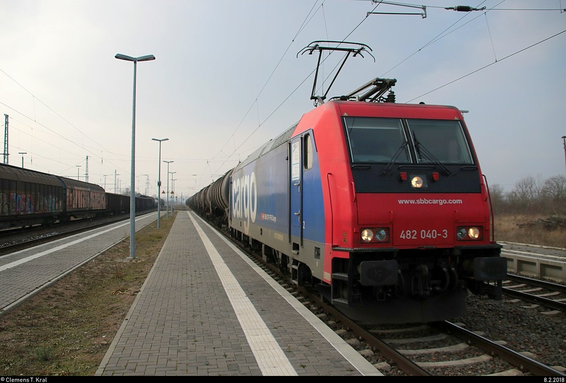 Re 482 040-3 von SBB Cargo als Kesselzug durchfährt den Bahnhof Angersdorf auf der Bahnstrecke Halle–Hann. Münden (KBS 590) Richtung Halle (Saale). [8.2.2018 | 14:37 Uhr]