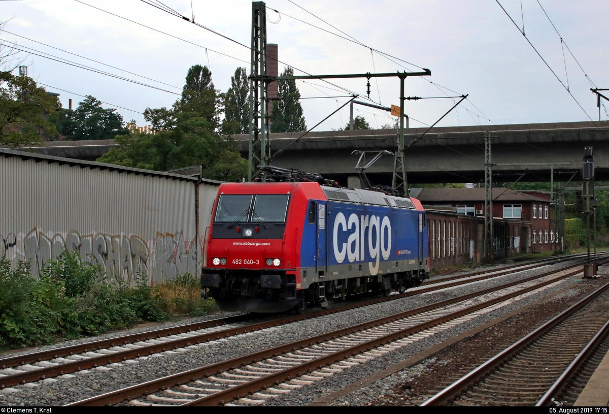 Re 482 040-3 der SBB Cargo, vermietet an die HSL Logistik GmbH (HSL), als Tfzf durchfährt, kommend von der Bahnstrecke Hamburg-Harburg–Cuxhaven (Niederelbebahn | KBS 121), den Bahnhof Hamburg-Harburg.
[5.8.2019 | 17:15 Uhr]