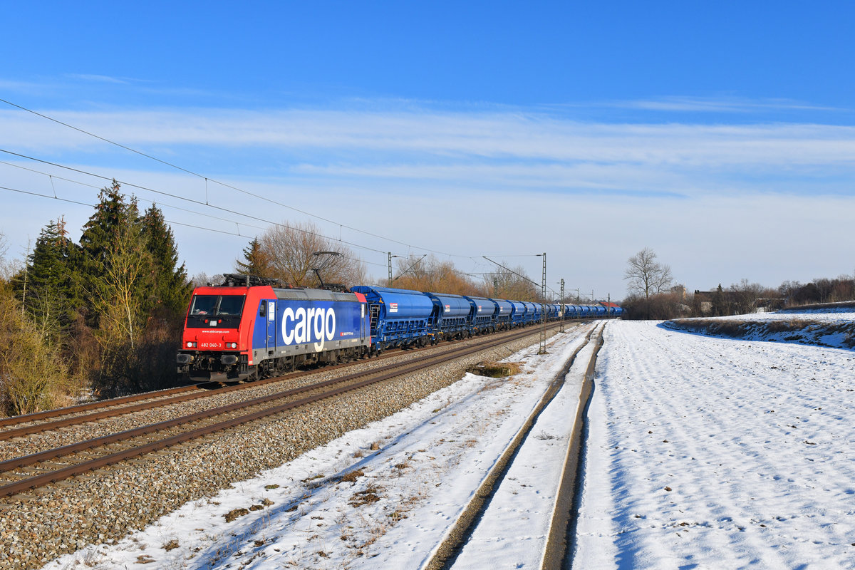Re 482 040 mit DGS 47198 am 31.01.2018 bei Langenisarhofen. 