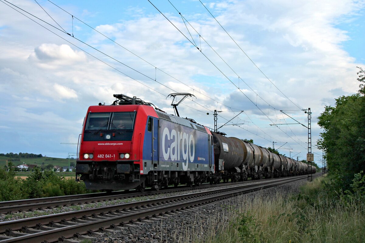 Re 482 041-1 mit dem DGS 48666 (Basel SBB RB - Hamburg Hohe Schaar) am Abend des 02.07.2020 nörldich von Hügelheim.