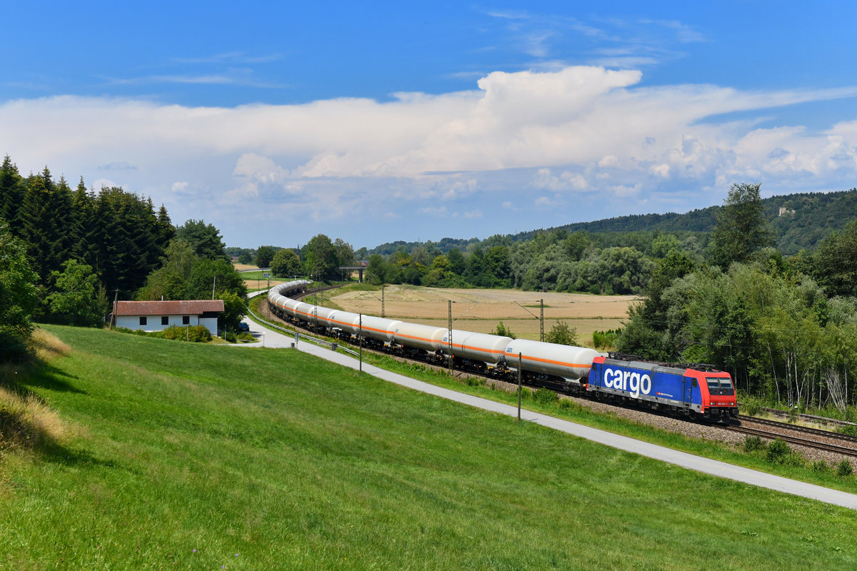 Re 482 041 mit einem Gaskesselzug am 15.07.2018 bei Vilshofen. 