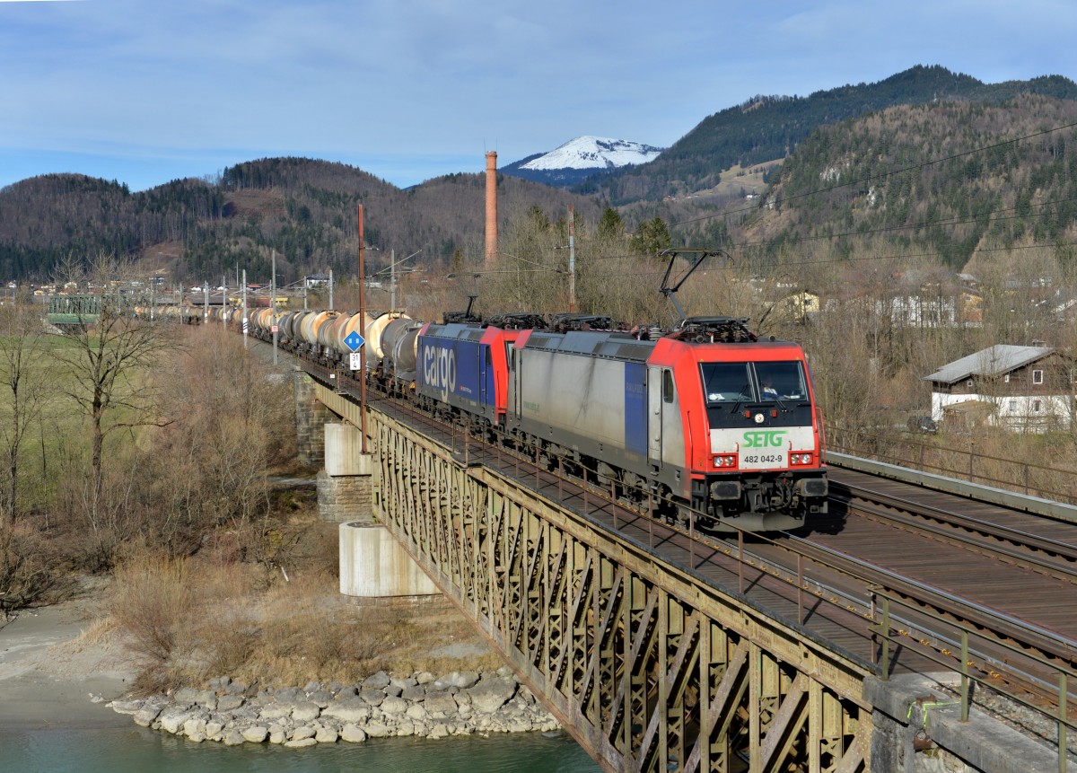Re 482 042 + Re 482 036 mit dem Knickkesselzug am 15.02.2014 auf der Salzachbrücke bei Golling-Abtenau.