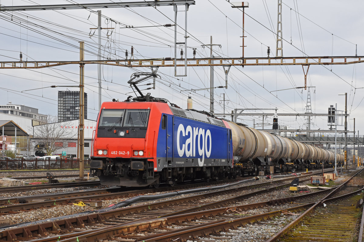 Re 482 042-9 durchfährt den Bahnhof Pratteln. Die Aufnahme stammt vom 06.03.2019.