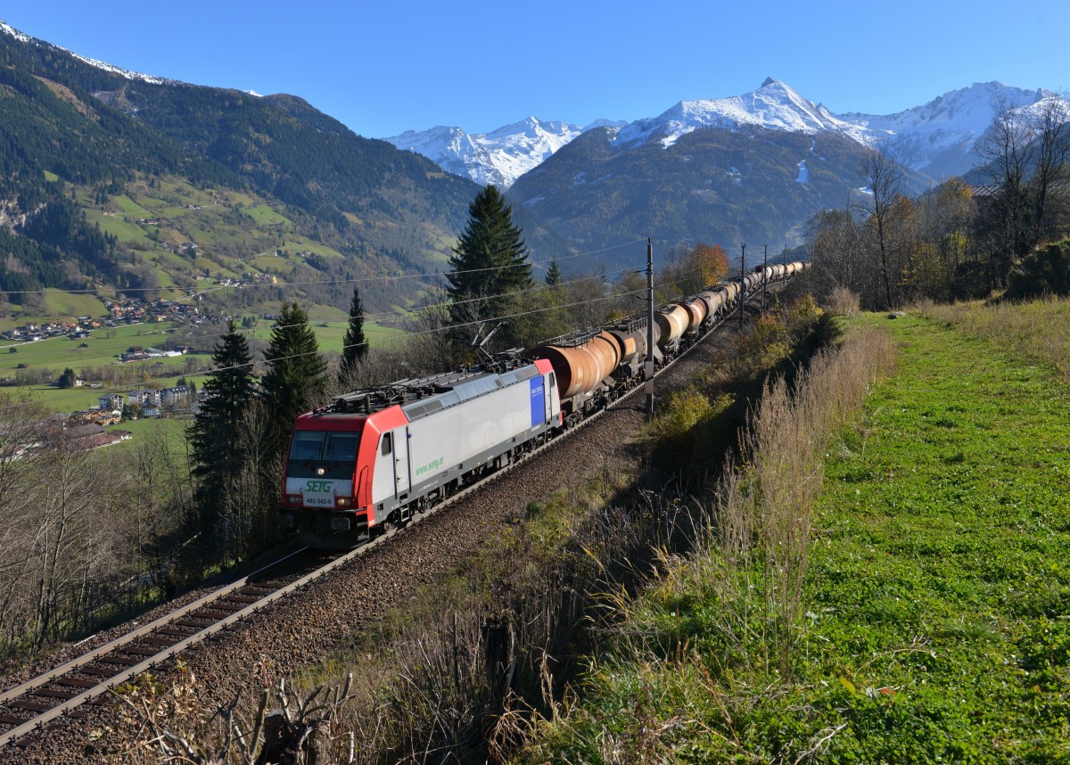 Re 482 042 mit einem Knickkesselzug am 02.11.2014 bei Angertal. 