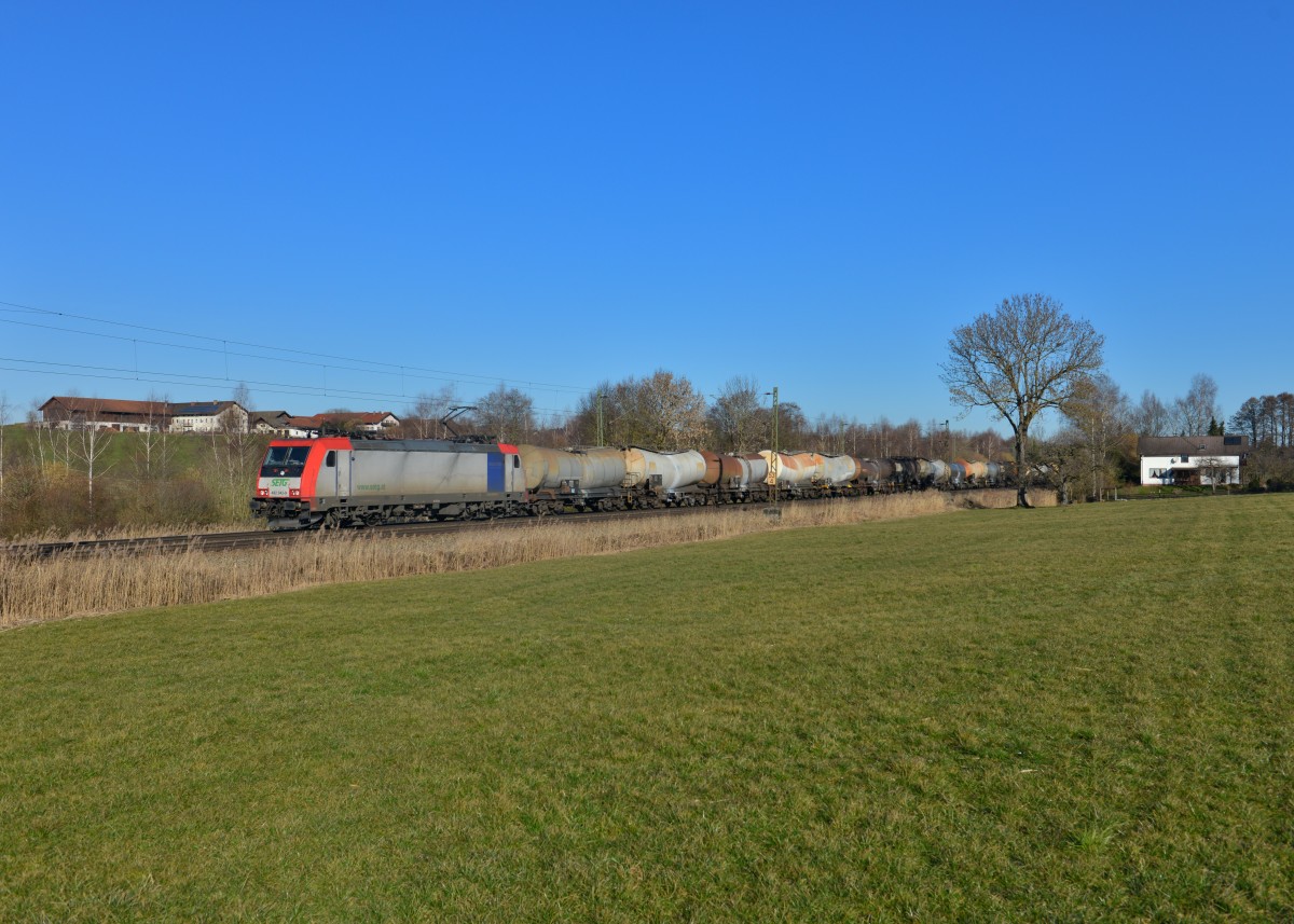 Re 482 042 mit einem Knickkesselzug am 25.02.2014 bei Haus. 