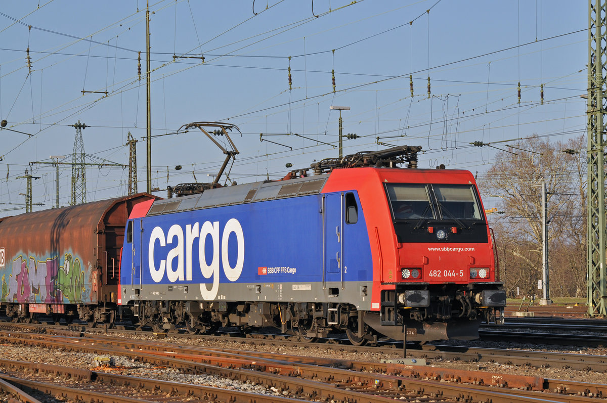 Re 482 044-5 durchfährt den Badischen Bahnhof. Die Aufnahme stammt vom 13.01.2018.