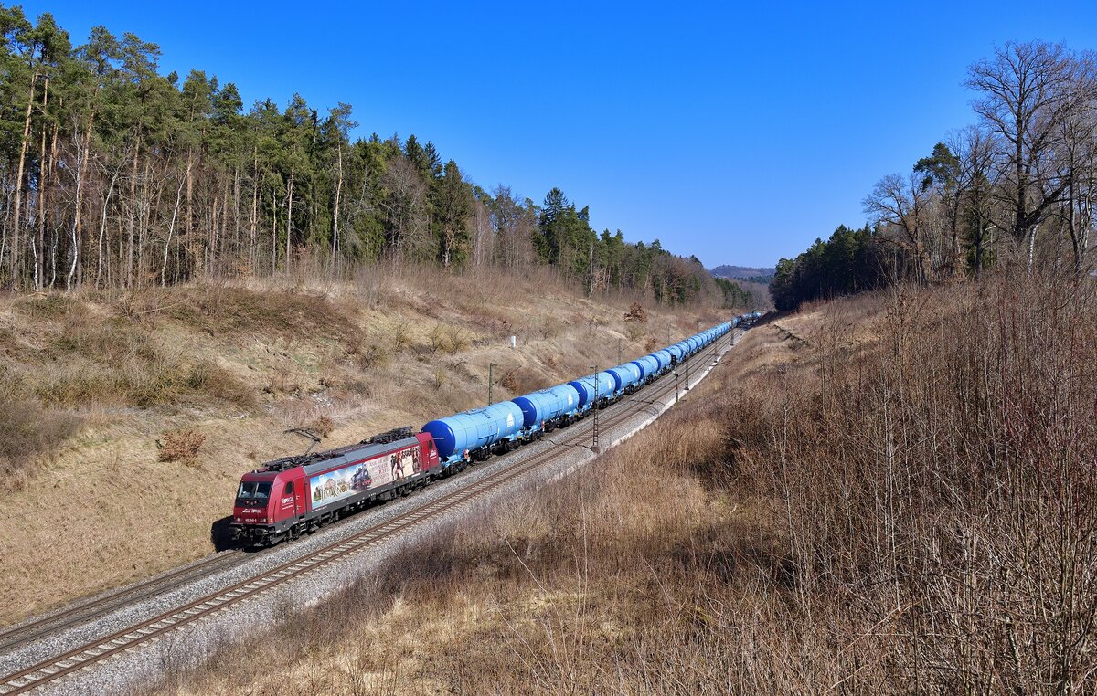 Re 482 046 mit einem Kesselzug am 24.03.2022 bei Sinngrün.