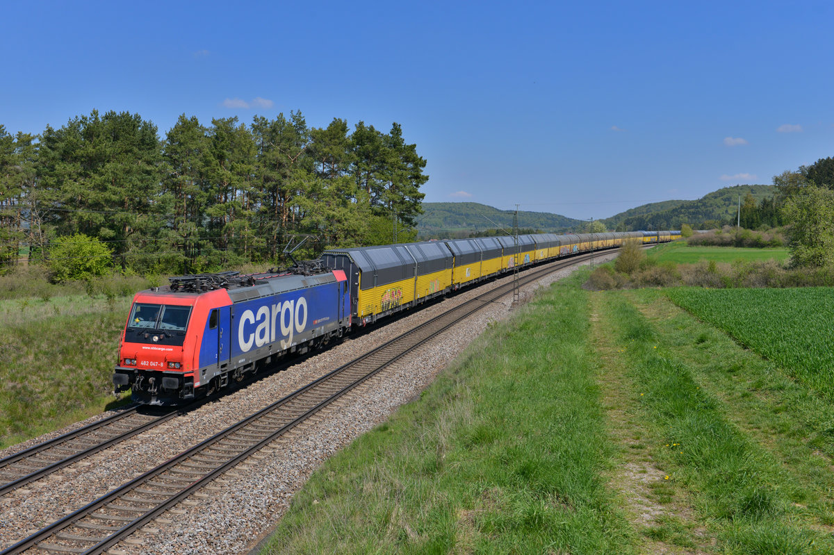 Re 482 047 mit einem ARS Altmann am 02.05.2016 bei Kerschhofen. 