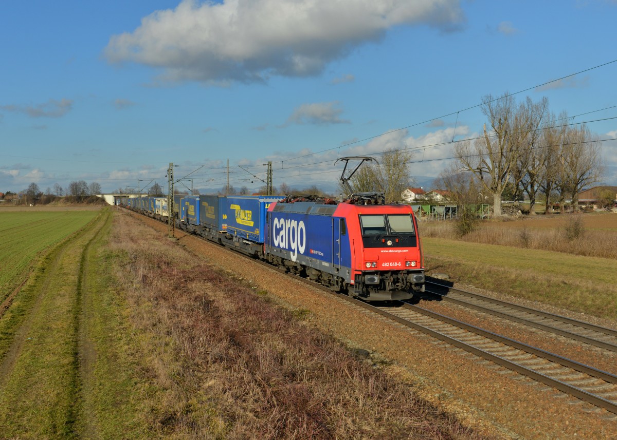 Re 482 048 mit DGS 43945 am 14.01.2016 bei Plattling. 