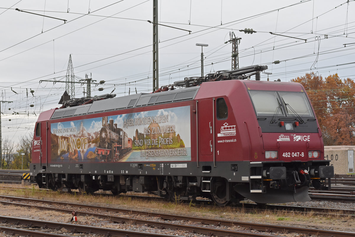 Re 482 074-8 (ex SBB Cargo) steht auf einem Abstellgleis beim badischen Bahnhof. Die Aufnahme stammt vom 04.11.2020.