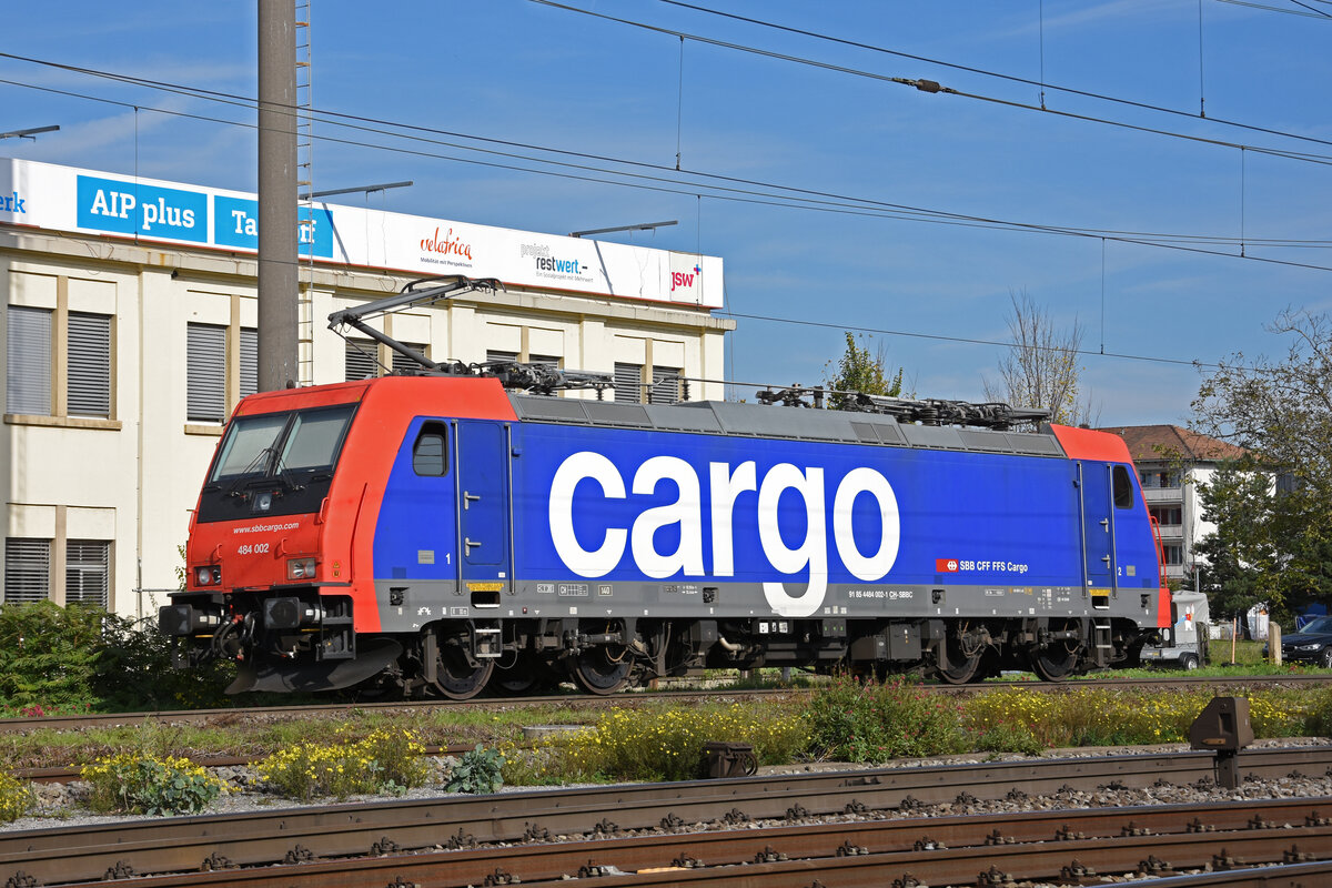 Re 484 002-1 durchfährt am 19.10.2022 solo den Bahnhof Pratteln.