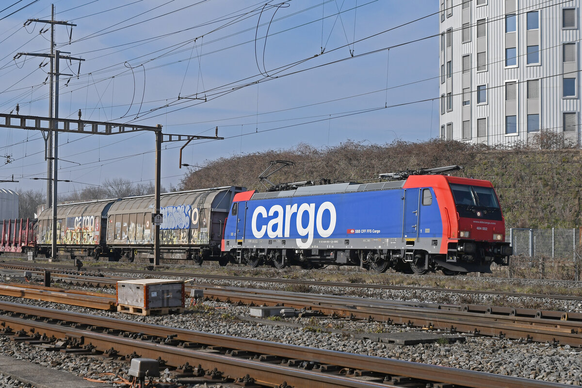 Re 484 002-1 durchfährt am 20.02.2025 den Bahnhof Pratteln.