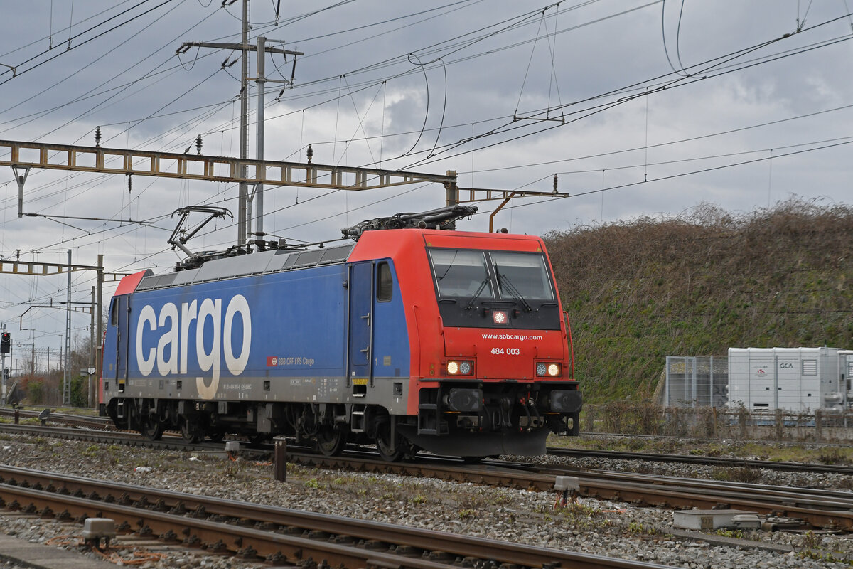 Re 484 003-9 durchfährt am 28.02.2025 solo den Bahnhof Pratteln.