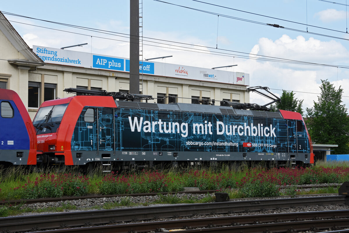 Re 484 004-7 durchfährt am 22.05.2023 den Bahnhof Pratteln.