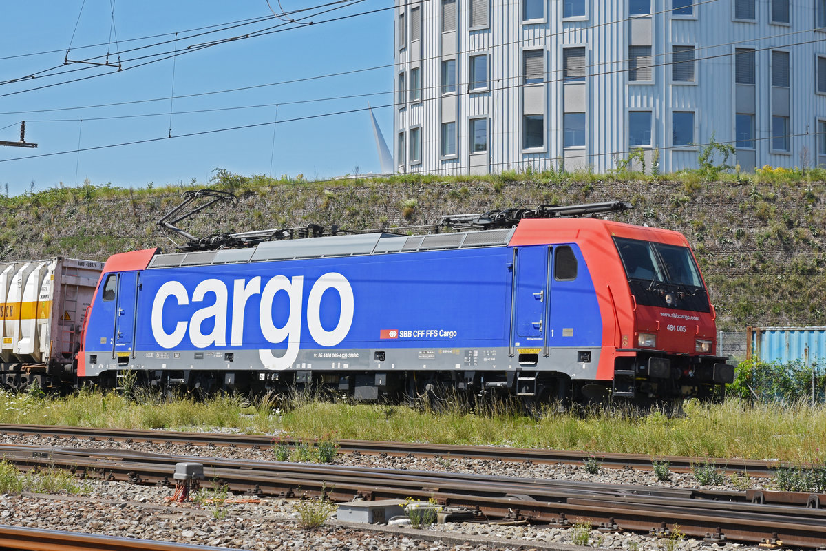 Re 484 005-4 durchfährt den Bahnhof Pratteln. Die Aufnahme stammt vom 25.06.2020.