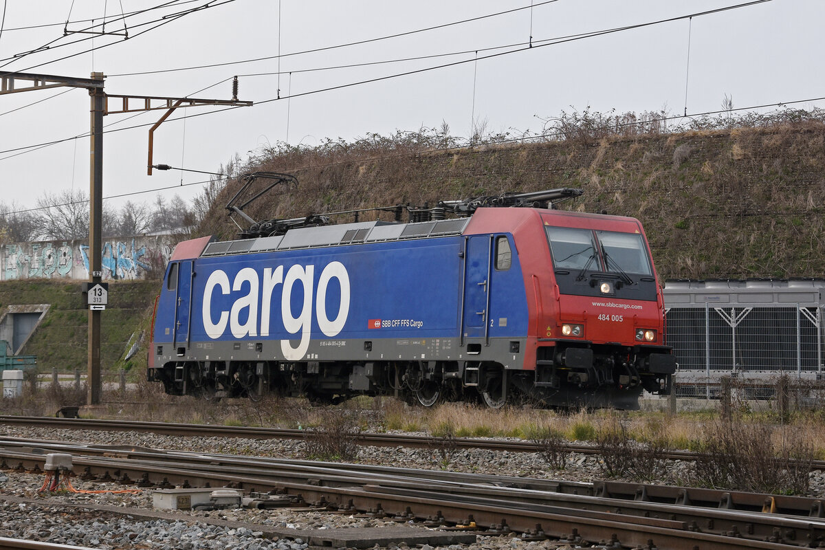 Re 484 005-4 durchfährt solo den Bahnhof Pratteln. Die Aufnahme stammt vom 02.03.2022.