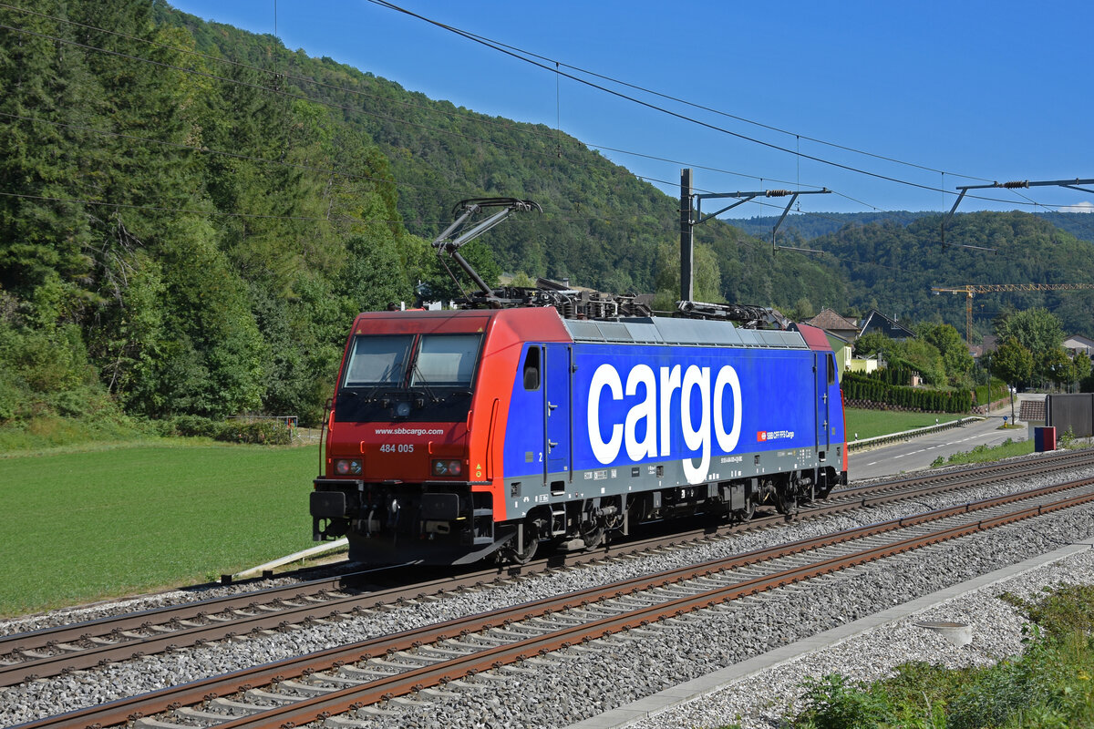 Re 484 005-4 fährt am 22.08.2022 Richtung Bahnhof Tecknau.