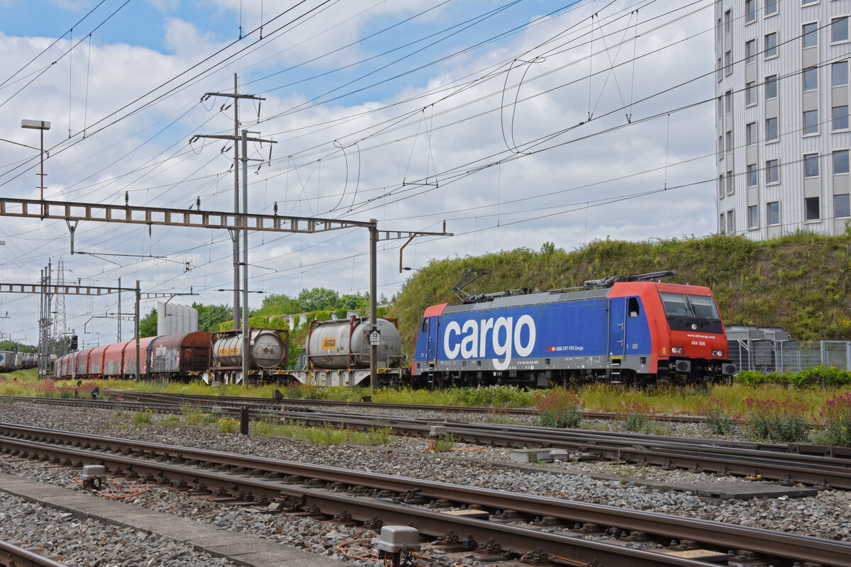 Re 484 006-2 durchfährt den Bahnhof Pratteln. Die Aufnahme stammt vom 27.05.2022.