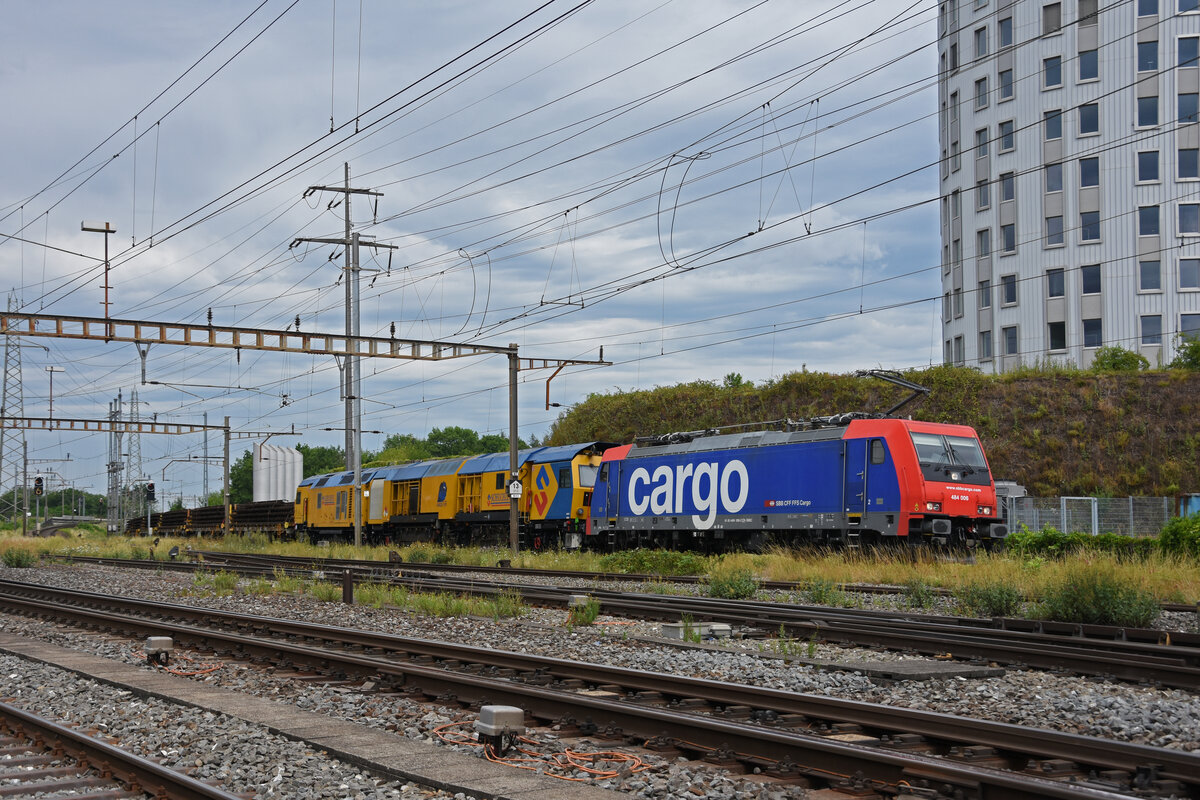 Re 484 006-2 durchfährt den Bahnhof Pratteln. Die Aufnahme stammt vom 24.06.2022.