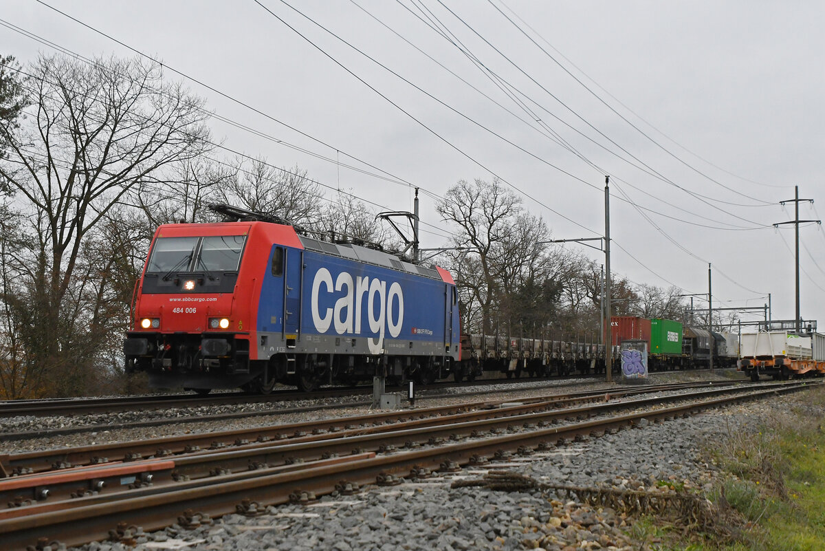 Re 484 006-2 fährt am 11.12.2024 Richtung Bahnhof Kaiseraugst.