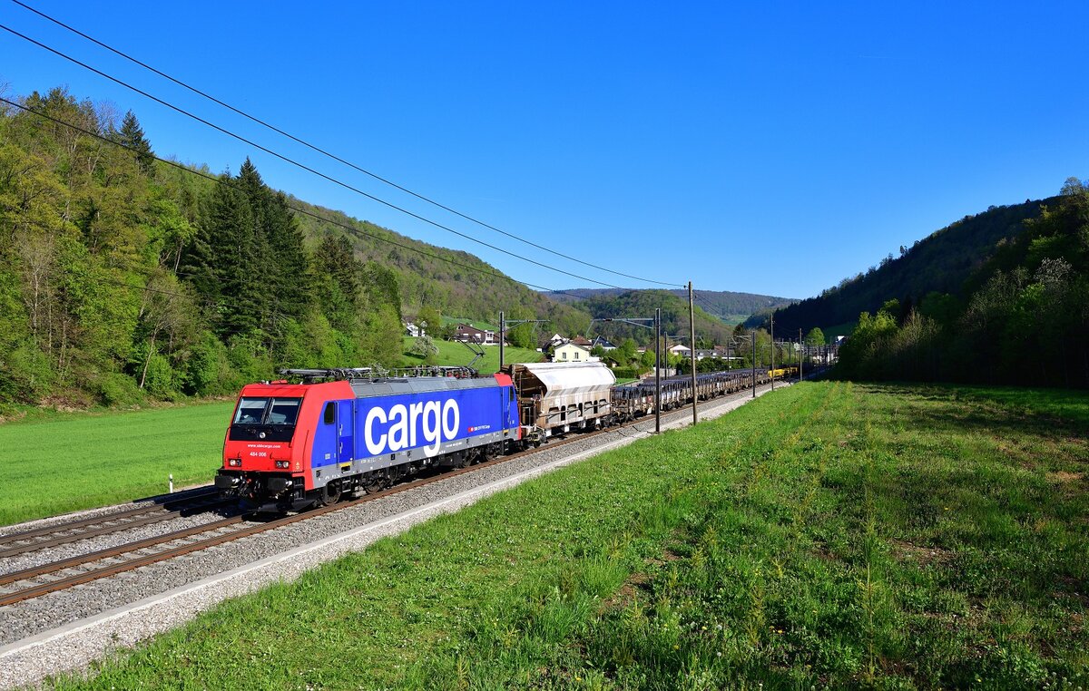Re 484 006 mit einem Güterzug am 27.04.2022 bei Tecknau.