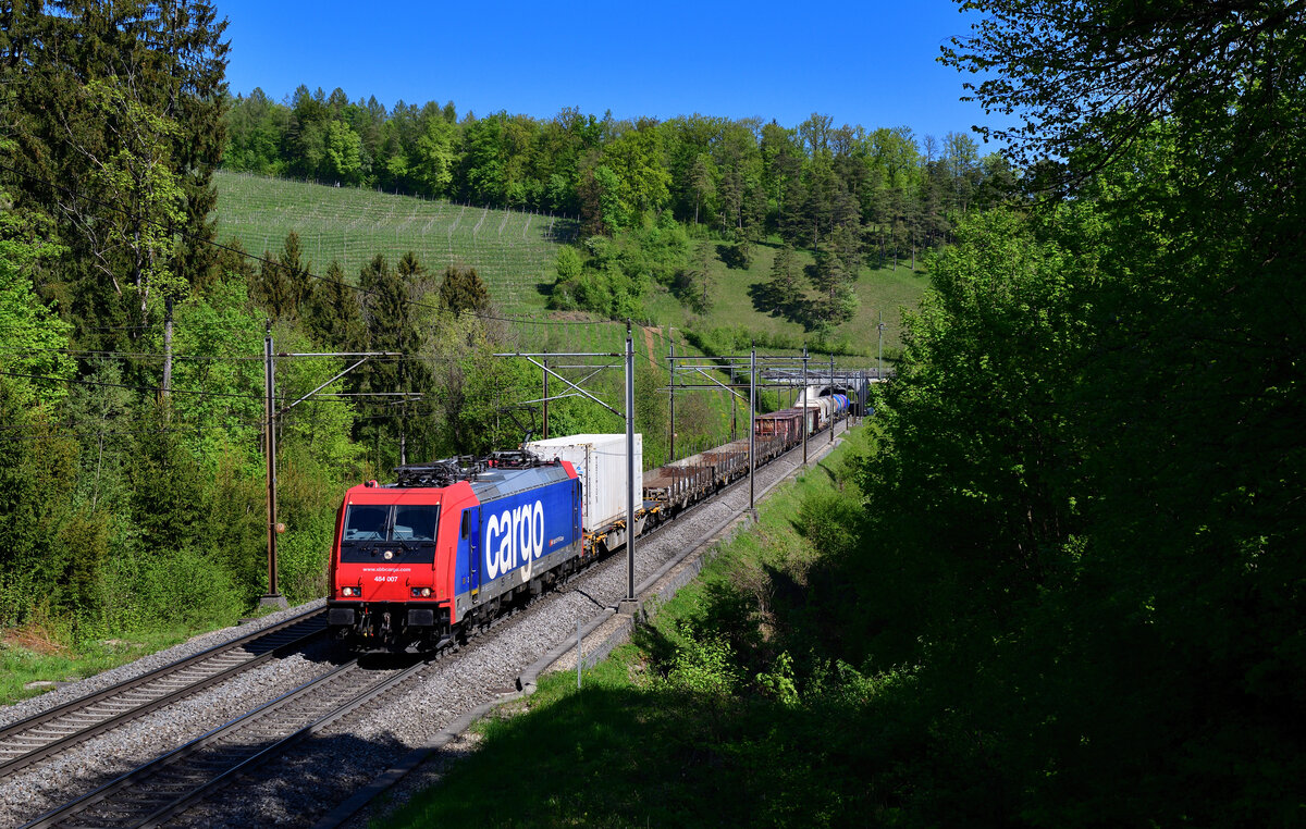 Re 484 007 mit einem Güterzug am 28.04.2022 bei Villnachern.
