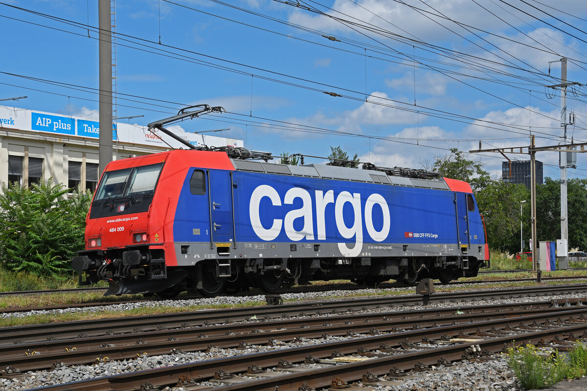 Re 484 009-6 durchfährt am 23.07.2024 solo den Bahnhof Pratteln.