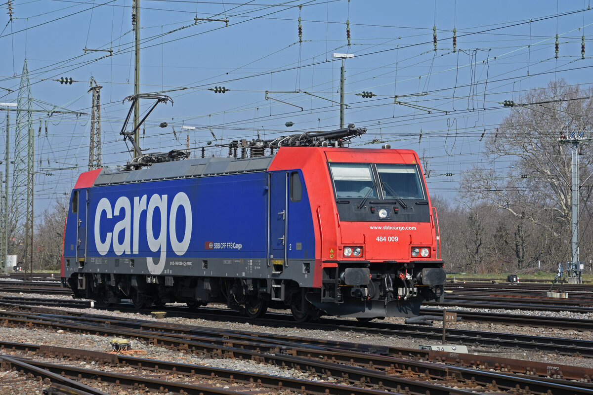 Re 484 009-6 durchfährt solo den badischen Bahnhof. Die Aufnahme stammt vom 09.03.2022.