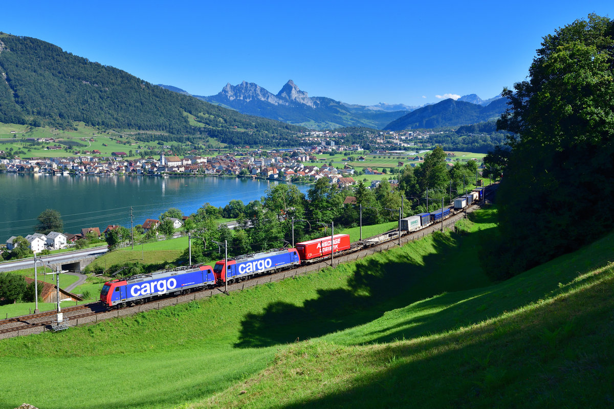 Re 484 010 + Re 484 021 mit einem KLV am 04.09.2020 bei Arth.