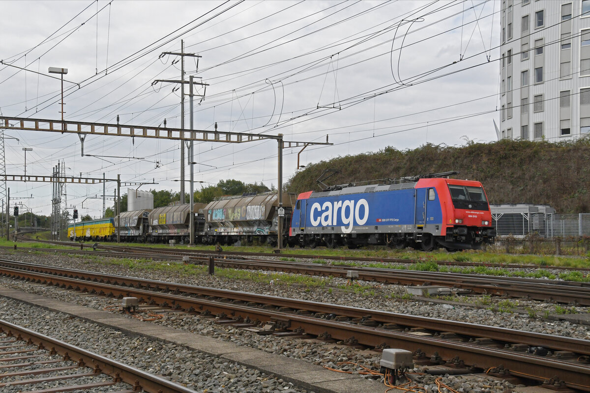 Re 484 010-4 durchfährt am 24.09.2024 den Bahnhof Pratteln.