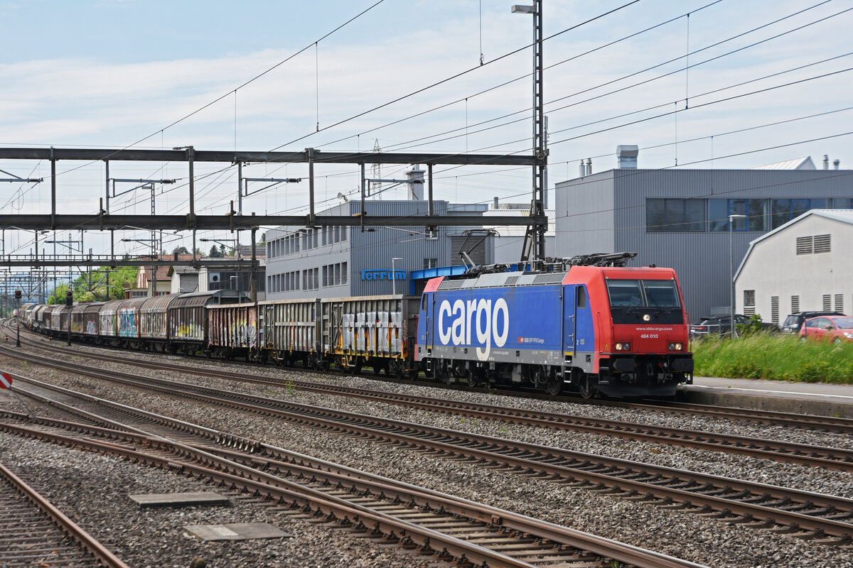Re 484 010-4 durchfährt den Bahnhof Rupperswil. Die Aufnahme stammt vom 12.05.2022.
