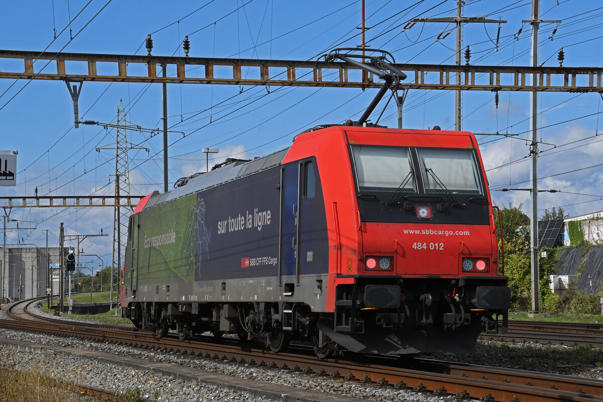 Re 484 012-0 durchfährt am 24.09.2024 solo den Bahnhof Pratteln.