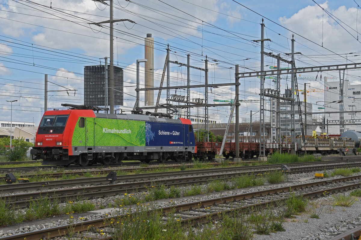 Re 484 012-0 durchfährt am 29.05.2025 den Bahnhof Pratteln.