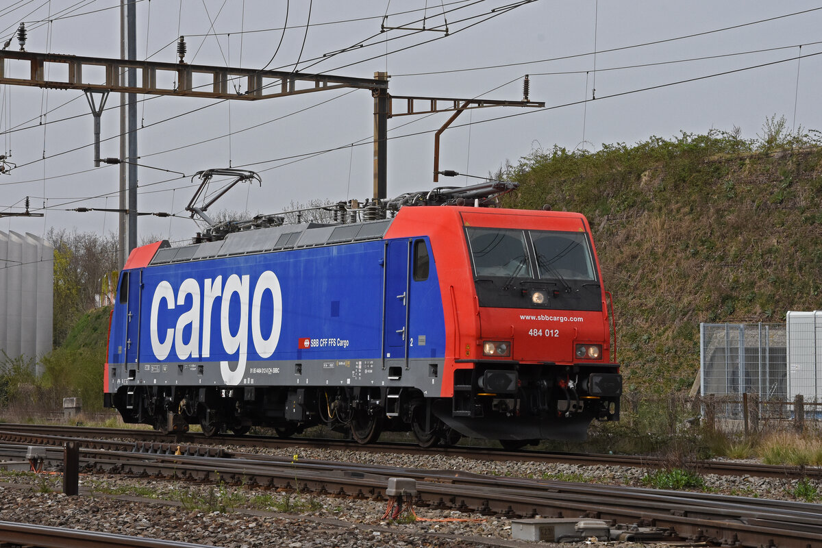 Re 484 012-0 durchfährt solo den Bahnhof Pratteln. Die Aufnahme stammt vom 29.03.2022.